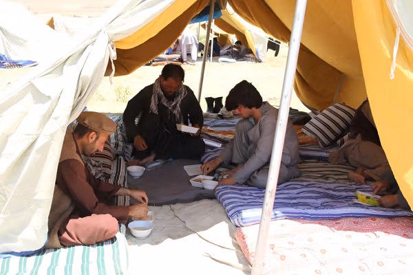 په ډلهییزه توګه د افغانانو له اېستلو سره-سره دوی د تاجک چارواکو چلند درناوی لرونکی بولي