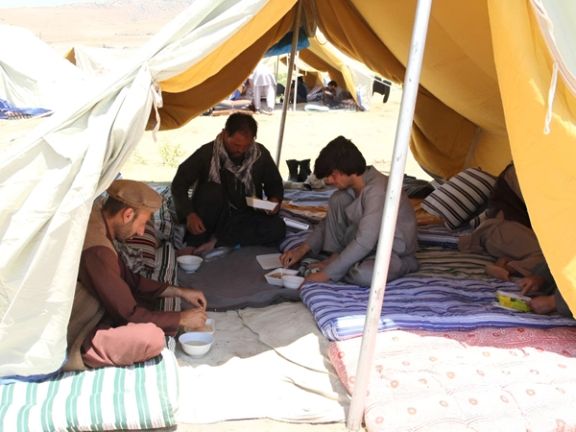 په ډلهییزه توګه د افغانانو له اېستلو سره-سره دوی د تاجک چارواکو چلند درناوی لرونکی بولي