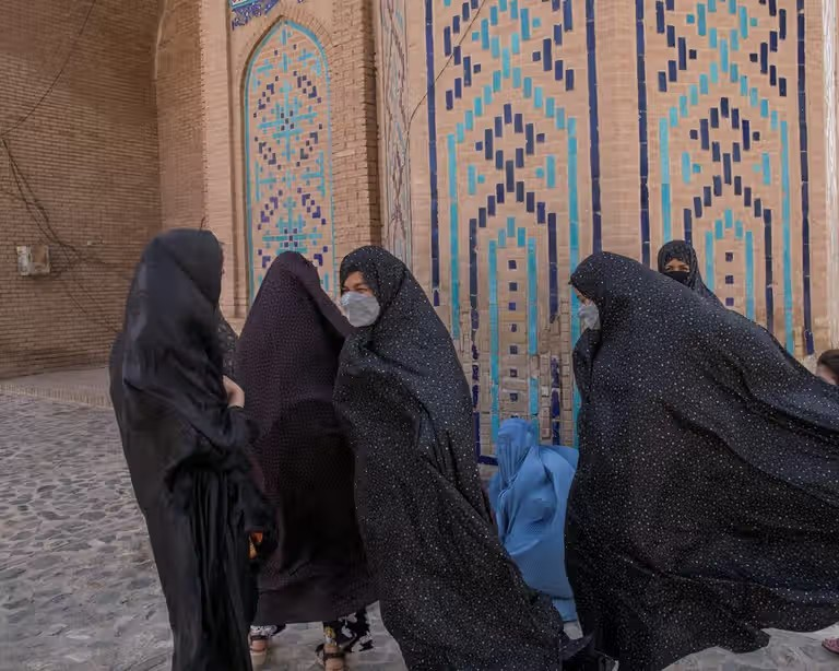 غرامة مقابل الحرية.. نساء من هرات يروين تفاصيل اعتقالهن على يد طالبان