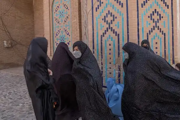 غرامة مقابل الحرية.. نساء من هرات يروين تفاصيل اعتقالهن على يد طالبان