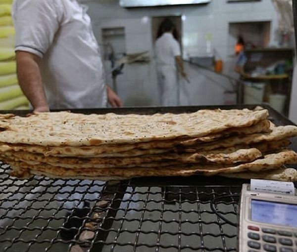 روزنامه شرق: مهاجران افغان در ایران به دلیل نداشتن کارت بانکی، قادر به خرید نان نیستند