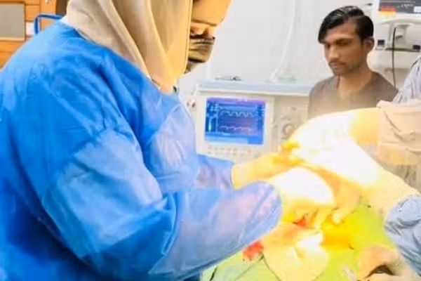 مردی در پاکستان بهروی یک پزشک زن تیزاب پاشید