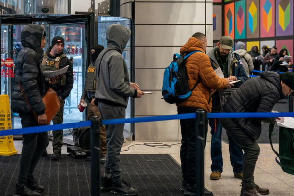 بلومبرغ: إدارة الهجرة الأميركية تستدعي اللاجئين الأفغان خلال عطلة عيد الميلاد