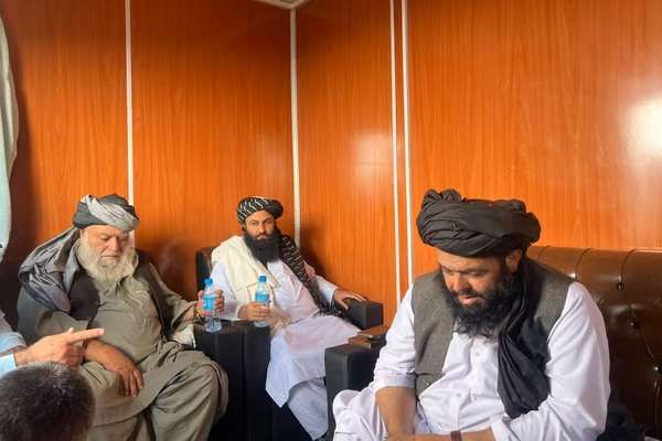 د هغو طالب چارواکو انځور چې غور ولایت کې یې هیلکوپټر الوتکه نسکوره شوې وه