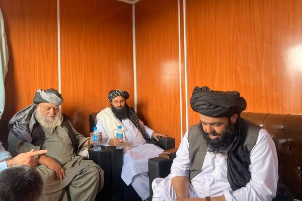 د هغو طالب چارواکو انځور چې غور ولایت کې یې هیلکوپټر الوتکه نسکوره شوې وه