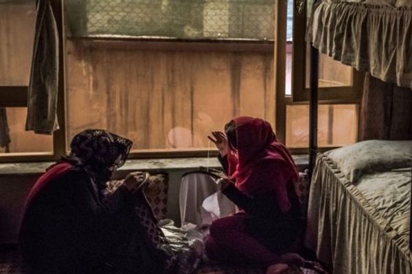 په افغانستان کې د برېتانیا استازولي: ۴۶سلنه واده شوې مېرمنې له کورني تاوتریخوالي سره مخ دي
