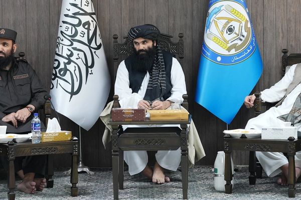 حقانی بار دیگر بر جلب اعتماد مردم تاکید کرد