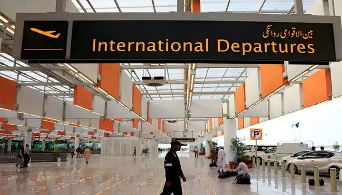 د کراچۍ په هوایي ډګر کې درې افغان مېرمنې د جعلي اسنادونو په تور نیول شوې دي