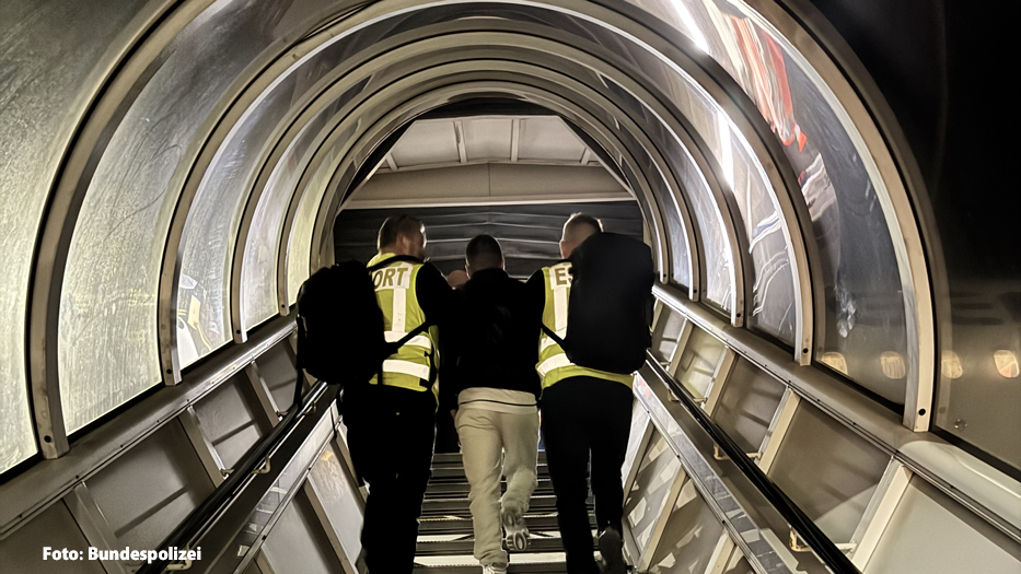 جرمني تېره شپه په یوه چارټر الوتکه کې ۲۵ افغان پناه غوښتونکي کابل ته لېږدولي