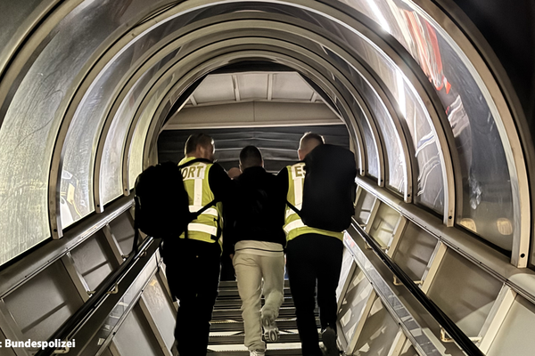 جرمني تېره شپه په یوه چارټر الوتکه کې ۲۵ افغان پناه غوښتونکي کابل ته لېږدولي