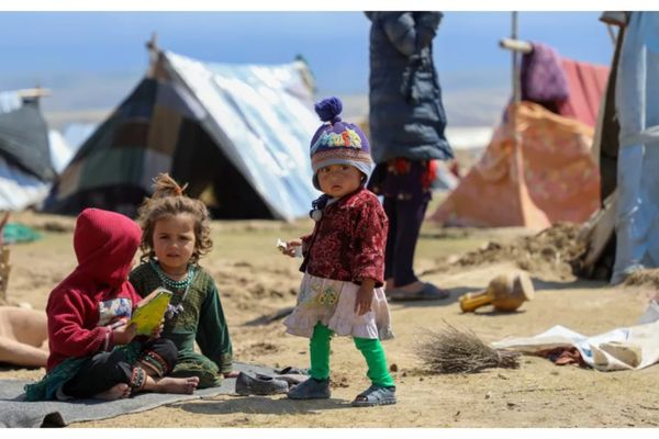 اوچا: د طالبانو او پاکستان د شخړو له امله شاوخوا ۹۴۰ زره کسان بېځایه شوي