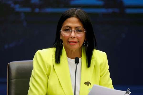 د ونزوېلا د ولسمشر مرستیالې د سرپرست ولسمشرې په توګه لوړه وکړه