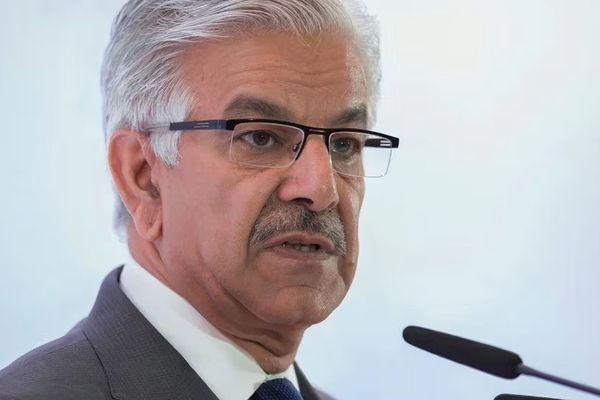 وزير الدفاع الباكستاني: أفغانستان دولة معادية