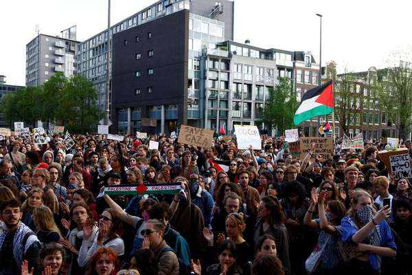 په امستردام کې سلګونه زره کسانو د غزې د جګړې پر ضد لاریون کړی