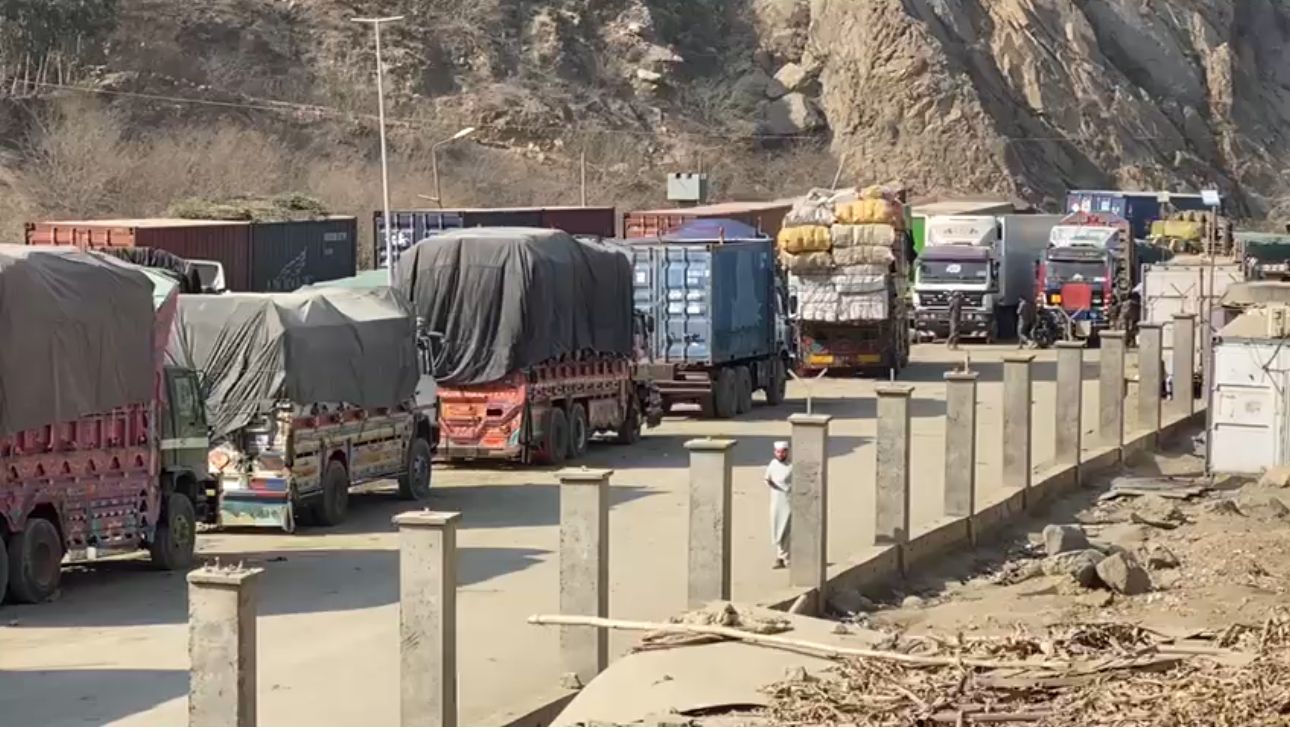 با بسته ماندن گذرگاه تورخم برای هشتمین روز، 'هزاران' لاری در دو طرف مرز در انتظار عبورند