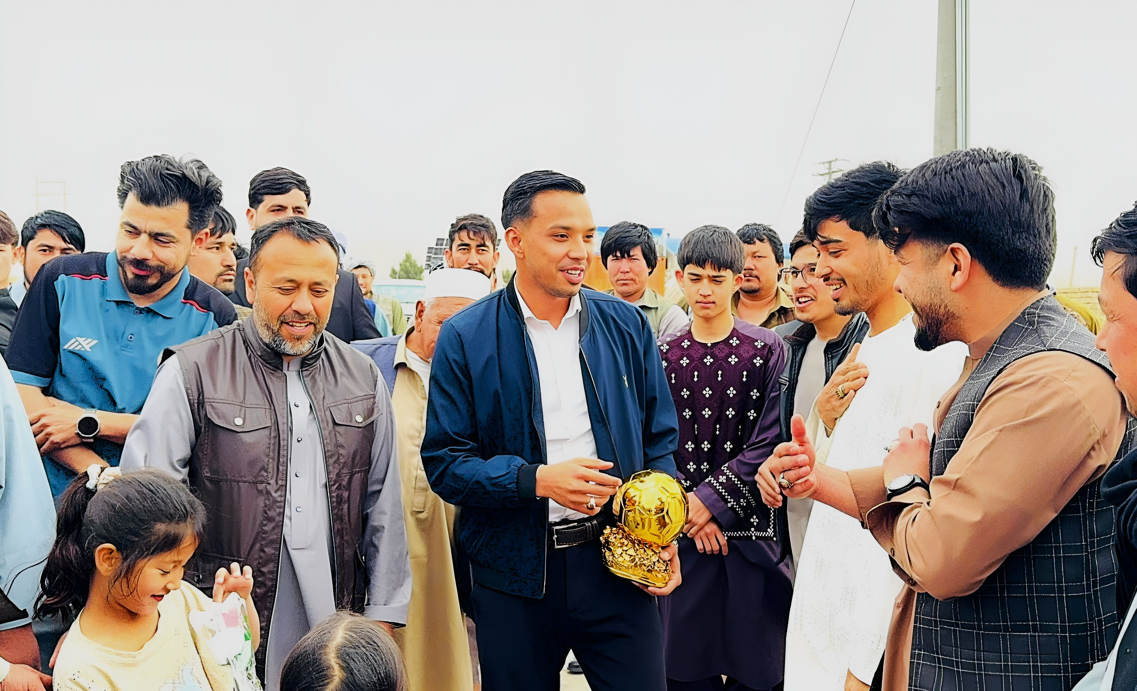 استقبال علاقه‌مندان فوتبال از علی‌رضا پناهی در مزار شریف پس از کسب توپ طلای «فوتبال سی»