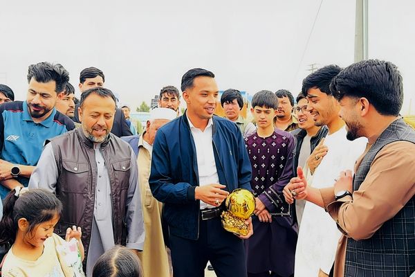 استقبال علاقهمندان فوتبال از علیرضا پناهی در مزار شریف پس از کسب توپ طلای «فوتبال سی»