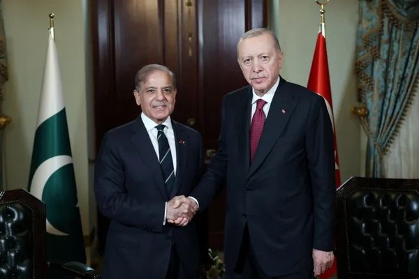 د انقرې او اسلاماباد همغږي؛ اردوغان د هند د نیوکو تر سیوري لاندې د شهباز شریف هرکلی وکړ