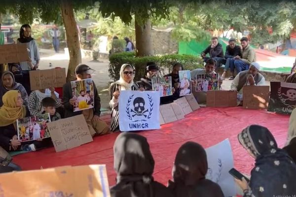 په پاکستان کې افغان کډوالو له شهباز شریف څخه غوښتي چې د افغانانو د اېستلو پرېکړه وځنډوي