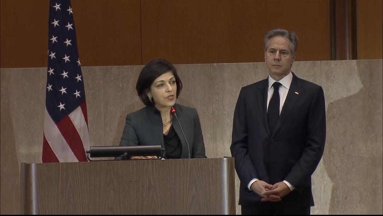 رینا امیري: افغان نجونې او مېرمنې نه غواړي چې موږ ورته د قربانیانو په سترګه وګورو