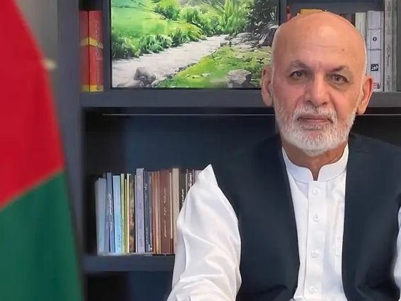 ځینې ځوانانو په تورخم ښارګوټي کې د پاچا امان الله خان غازي له انځور تور ...
