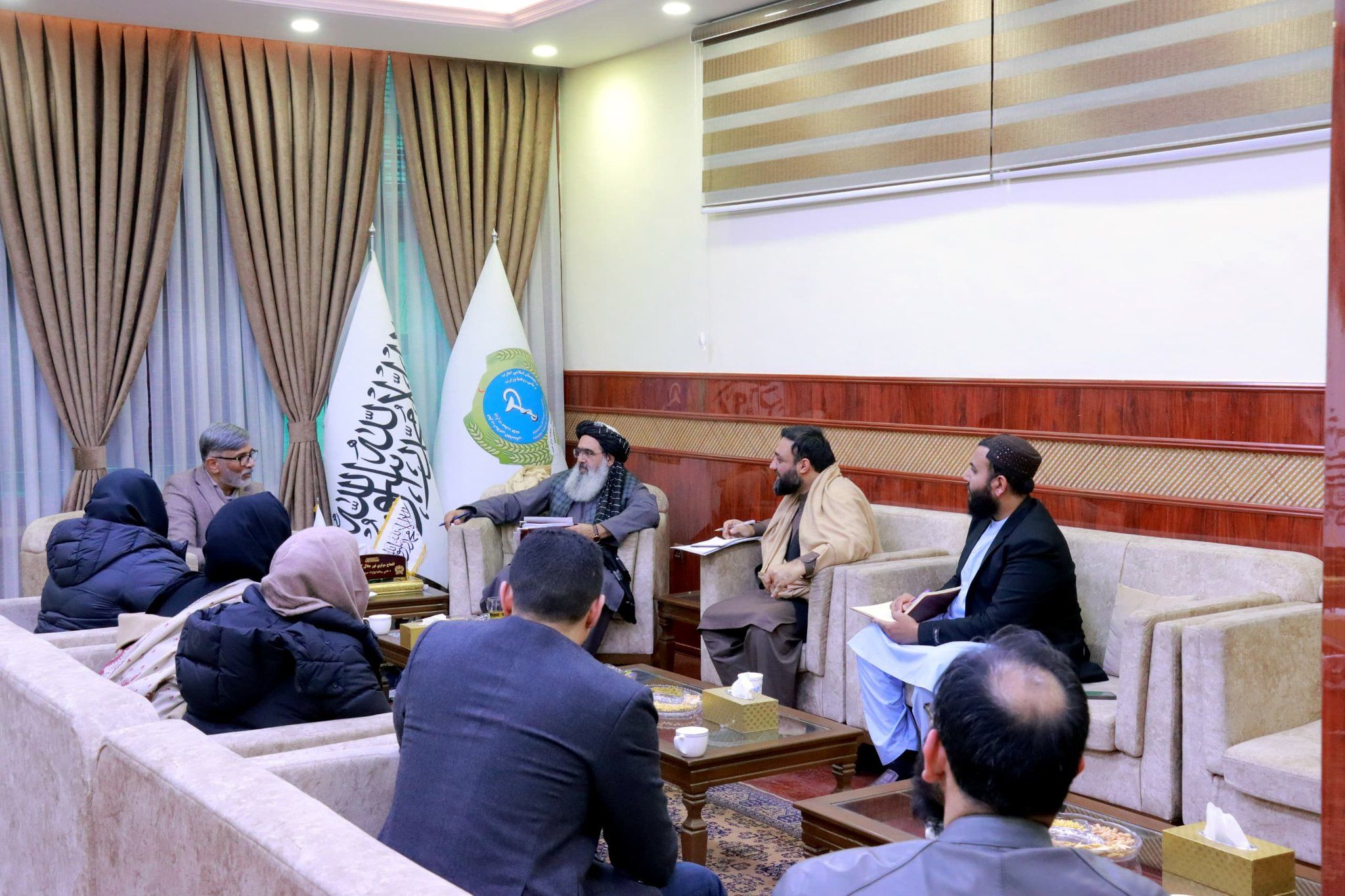 د امریکا د مرستو بندېدو پسې طالب وزير له ۴ موسسو سره پر خدماتو  وړاندې کولو  وغږېد