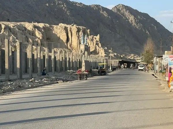 منابع محلی می‌گویند ساخت ده‌ها دکان معاون وزیر دفاع طالبان در قندهار متوقف شده است