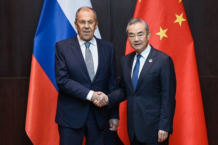 پس از پرواز بمب‌افکن‌های چین و روسیه در نزدیک امریکا وزرای خارجه دو کشور وعده همکاری دادند