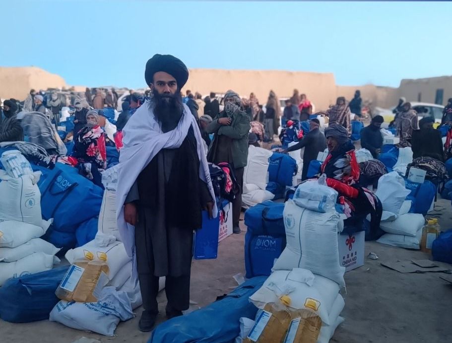 مرستندویه ادارو په سمنګان کې له ۸۰۰ زلزله‌ځپلو کورنیو سره د نغدو پیسو او توکو مرسته کړې