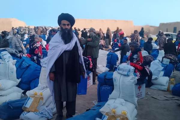 مرستندویه ادارو په سمنګان کې له ۸۰۰ زلزلهځپلو کورنیو سره د نغدو پیسو او توکو مرسته کړې