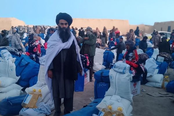 مرستندویه ادارو په سمنګان کې له ۸۰۰ زلزلهځپلو کورنیو سره د نغدو پیسو او توکو مرسته کړې