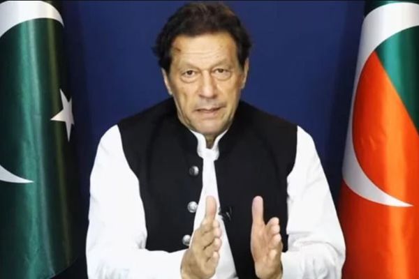 عمران خان: د پاکستان قاضیانو خپل «ایمان او صداقت» د خپلو شخصي امتیازاتو بدل کې پلورلی دی