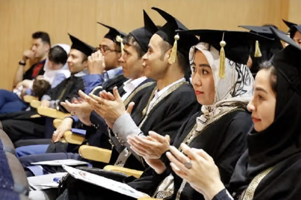 الانفلات الأمني وارتفاع التكاليف يهددان مستقبل الطلبة الأفغان في الجامعات الإيرانية
