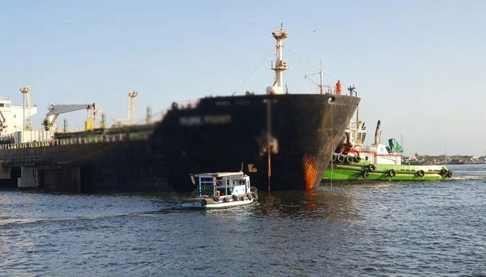 په کراچۍ بندر کې د تېلو وړونکو بېړیو بیا لنګر اچول پیل شوي دي