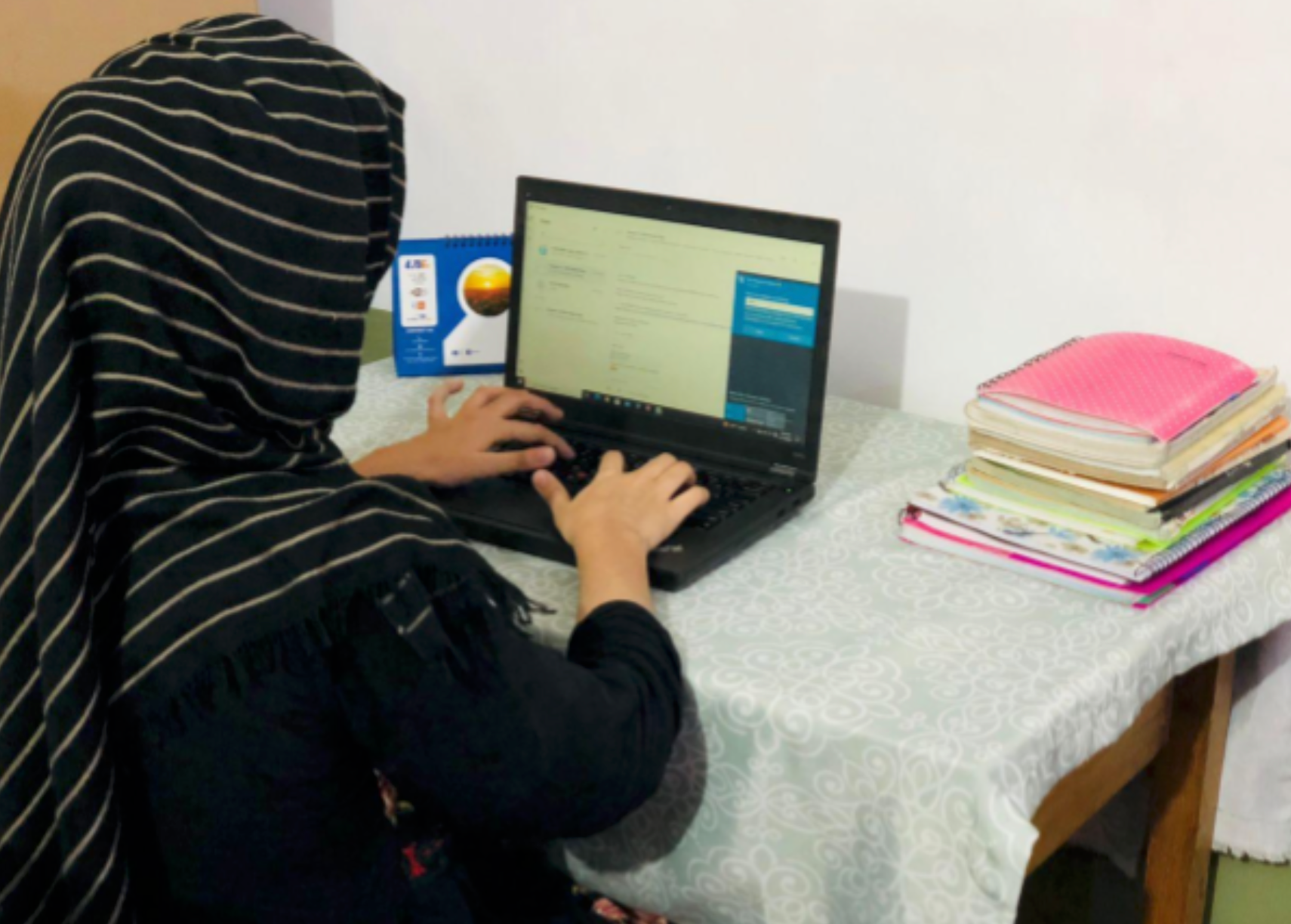 د انلاین پوهنتون افغان زده‌کړیاله: انلاین زده‌کړې موږ ته په تیارو کې یوه رڼا ثابته شوه