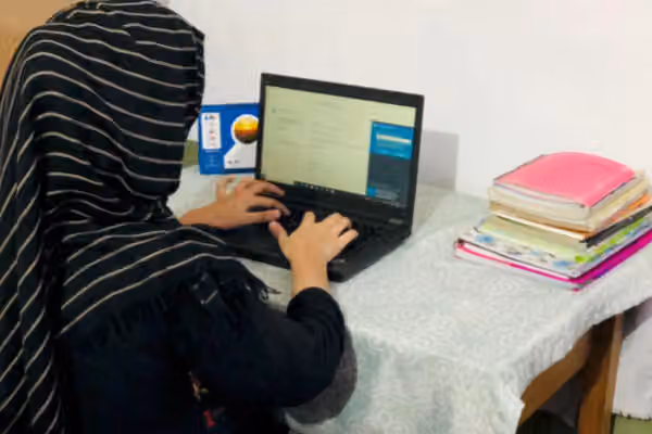 د انلاین پوهنتون افغان زدهکړیاله: انلاین زدهکړې موږ ته په تیارو کې یوه رڼا ثابته شوه
