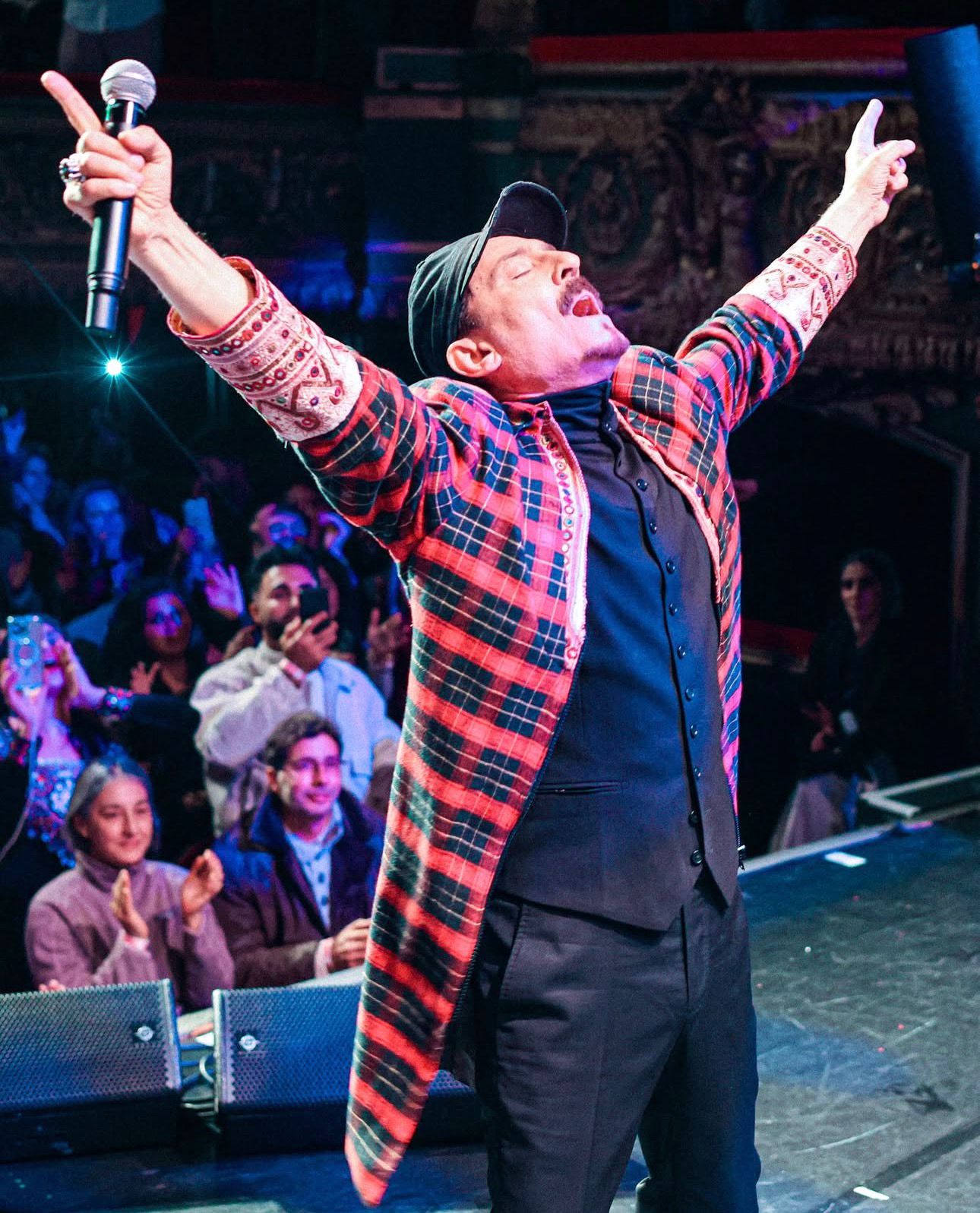 فرهاد دریا در کنسرتش در پاریس، ۲۶ جنوری ۲۰۲۵. عکس متعلق به یاسین نبی‌زاده است و از حساب اینستاگرام آقای دریا گرفته شده است.