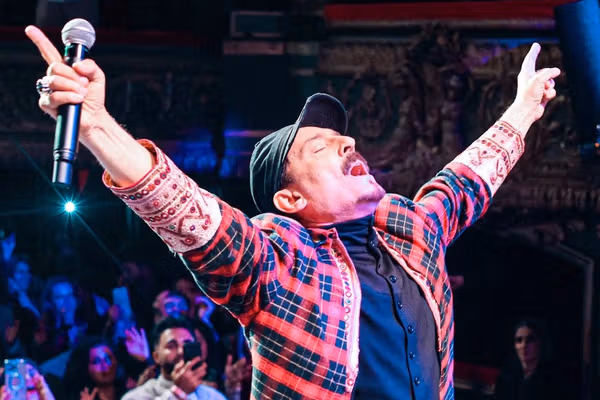 ستایش آوازخوان سرشناس افغانستان از مبارزه مردم ایران با "قدرتهای سیاه"