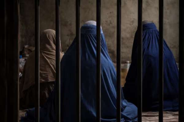 افغانستان کې د ښځینه بندیانو شمېر د ۴۳۵ سلنه زیاتوالي سره یو زرو ۸۲۵ تنو ته رسېدلی دی