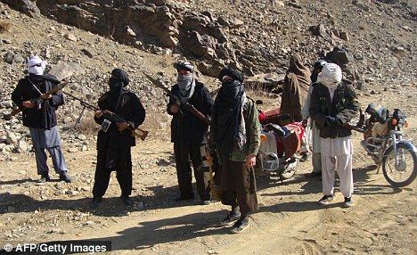 یو پخواني طالب قوماندان منلې چې امریکایي خبریال یې برمته کړی و