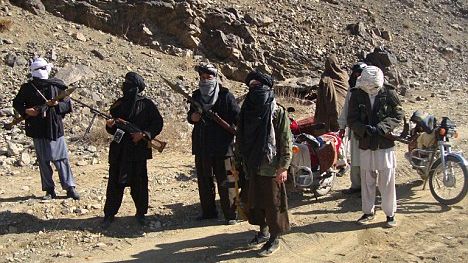 یو پخواني طالب قوماندان منلې چې امریکایي خبریال یې برمته کړی و