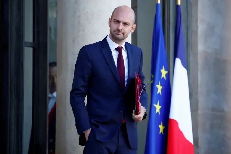 د فرانسې د بهرنیو چارو وزیر: ایرانیان د اعتراضونو د خونړي ځپلو او بمبارۍ ترمنځ بند پاتې دي
