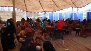 ستنېدلی کډوال: طالبان له کډوالو په دولتي موټرو کې د کور سامان د لېږد په بدل کې پیسې اخلي