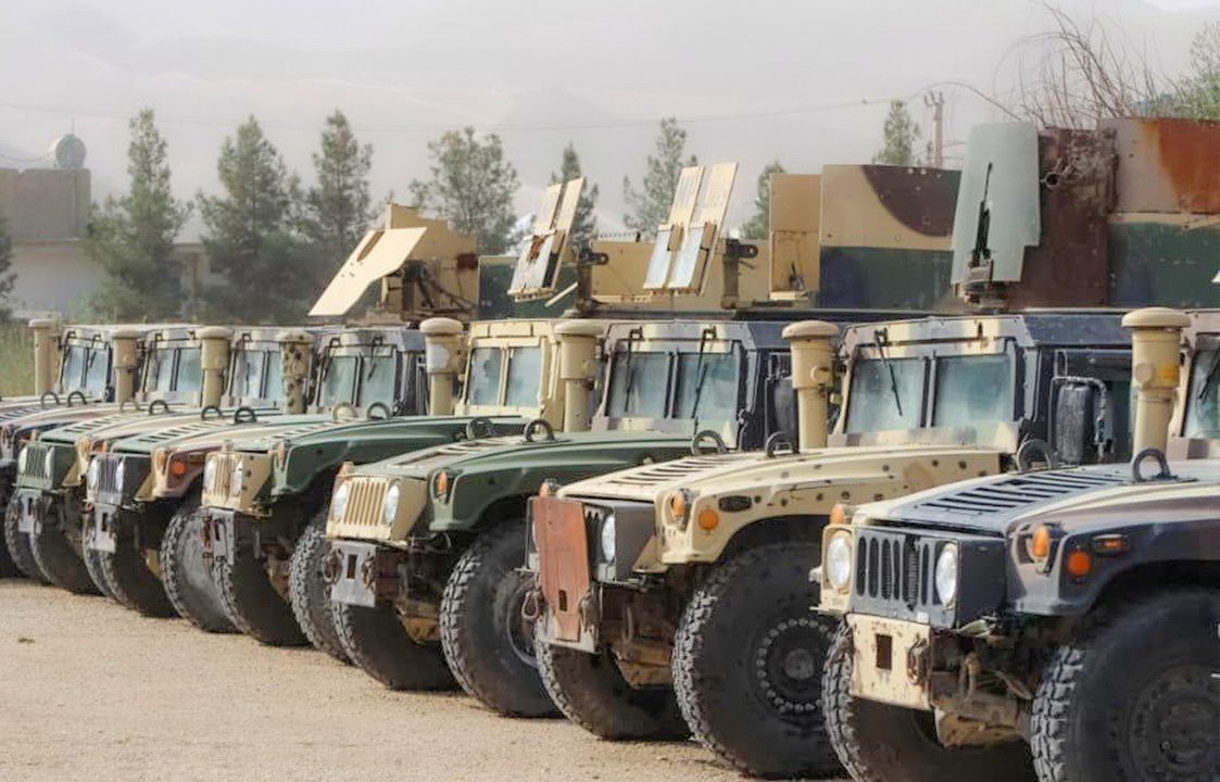 د افغانستان له پخوانیو امنیتي ځواکونو سره د امریکا مرسته شوي پوځي ګاډي، چې اوس د طالبانو ولکه کې دي