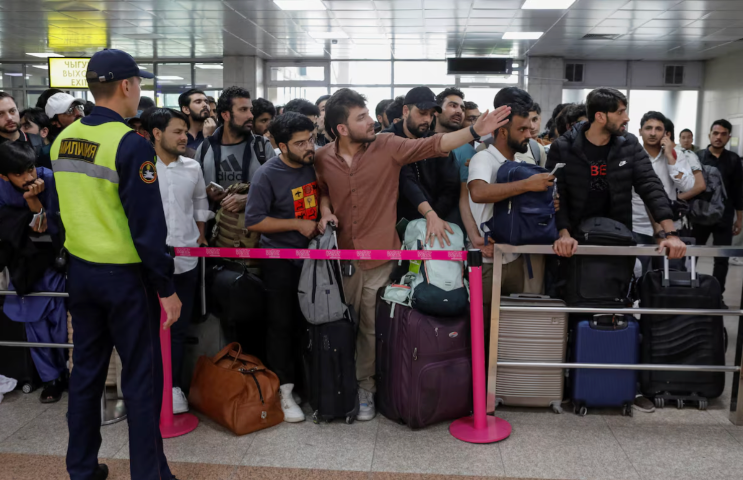 په قرغزستان کې پر بهرنيو محصلینو د ډله ییز برید وروسته په سلګونو محصلینو دغه هیواد پریښی