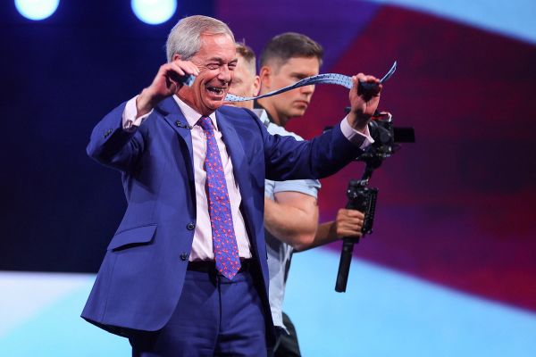 زعيم حزب الإصلاح البريطاني: سنعيد النساء الأفغانيات حتى لو إلى طالبان