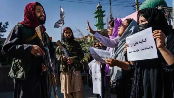 ځپونکې تګلارې؛ د طالبانو تر بیا واکمنۍ وروسته د ښځو او نجونو پر حقونو محدودیتونه پراخ شوي