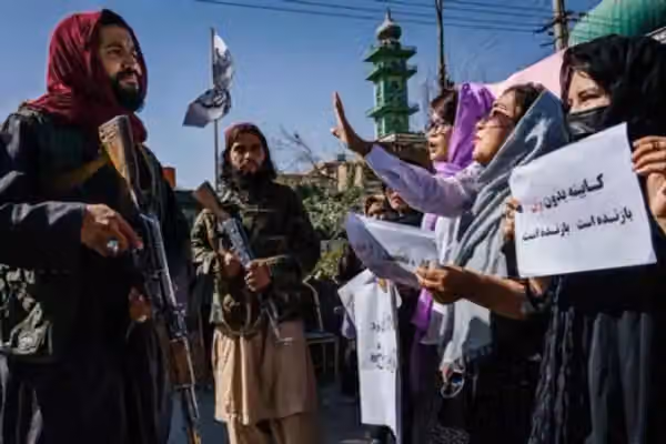 ځپونکې تګلارې؛ د طالبانو تر بیا واکمنۍ وروسته د ښځو او نجونو پر حقونو محدودیتونه پراخ شوي