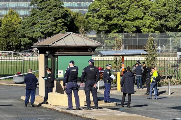 پولیس آسترالیا یک نوجوان را پس از حمله با چاقو دستگیر کرد