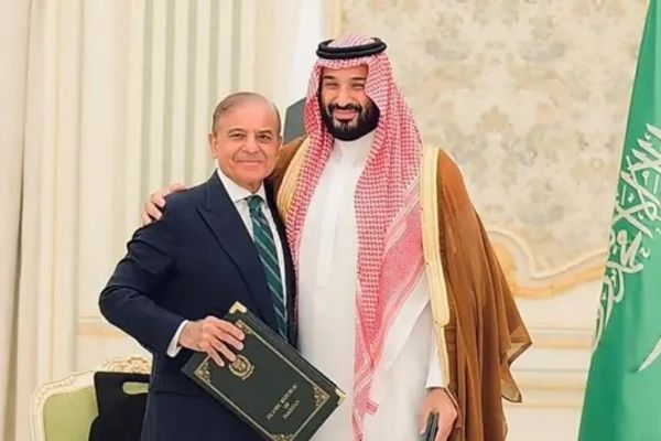 پاکستان؛ دوه هندواڼې په یوه لاس کې